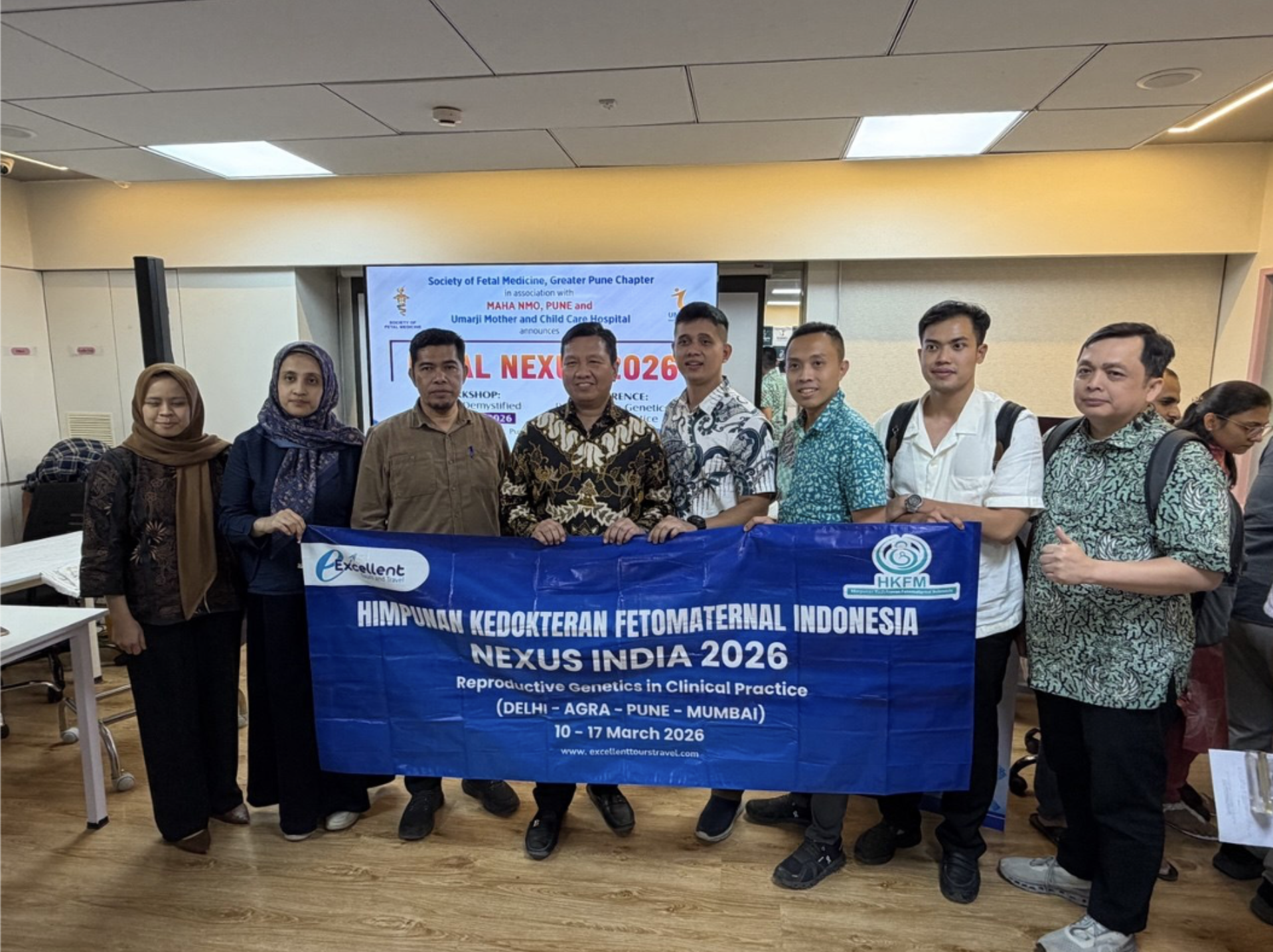 Para delegasi asal Indonesia berfoto bersama di area penyelenggaraan konferensi Fetal Nexus 2026