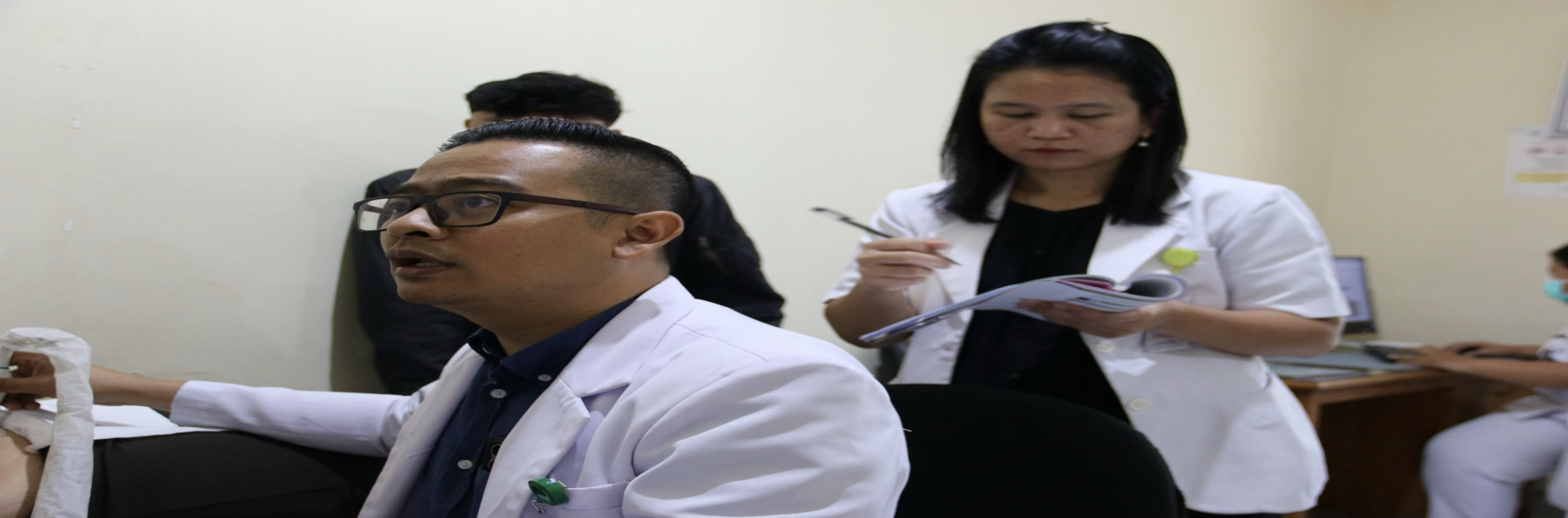 Tim dokter memfasilitasi dialog klinis dan menjawab pertanyaan tenaga kesehatan dalam sesi pengabdian masyarakat